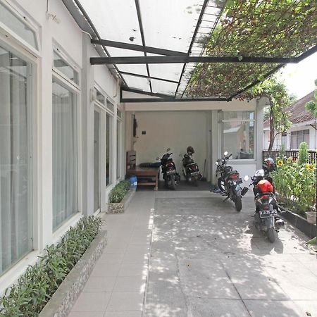 Hotel Reddoorz Near Solo Balapan Station Exteriér fotografie